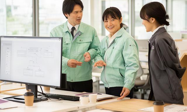 福岡県筑後市のオフィスで待ち行列管理システムを確認するチーム